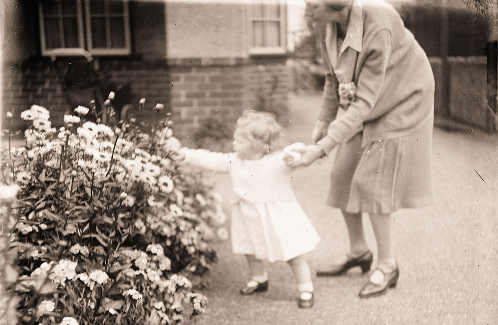 תמונה ישנה של אמא ובת קוטפות פרחים