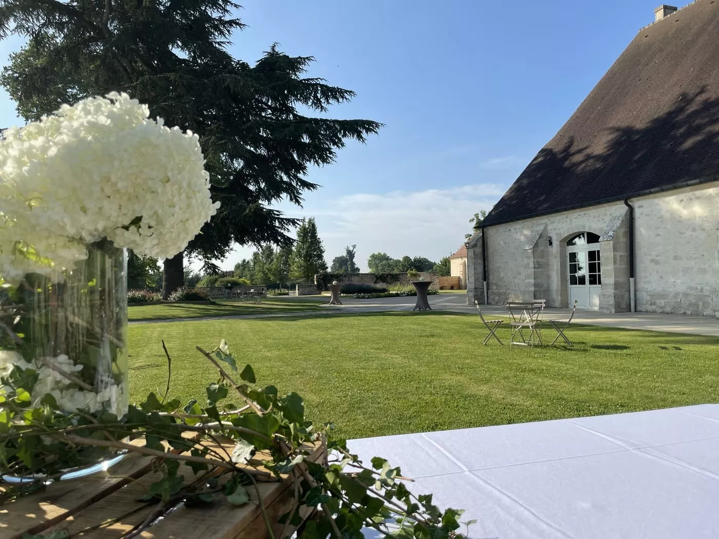 Extérieur de la grange, possibilité d'exposer des véhicules au pied de la salle de réception