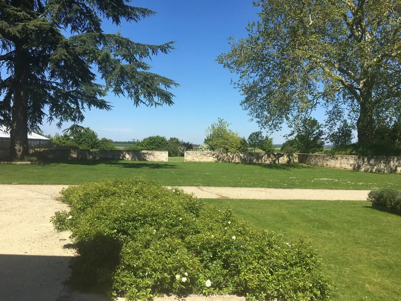 Grand parc extérieur, possibilité d'y exposer des véhicules, installer une structure éphémère, installer des tonnelles