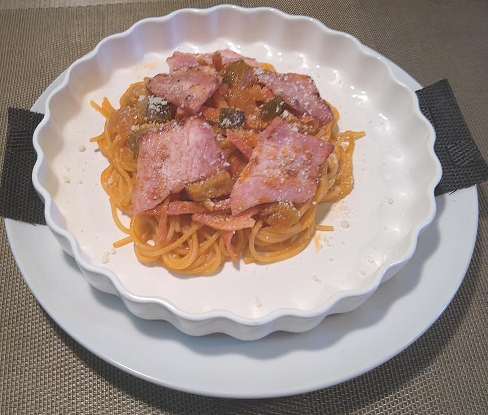 ベーコンと野菜のトマトソースパスタ1200円