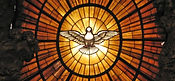 Vitrail du Saint-Esprit dans la basilique Saint-Pierre du Vatican – symbole de la sagesse divine qui éclaire la raison humaine pour reconnaître l’existence de Dieu