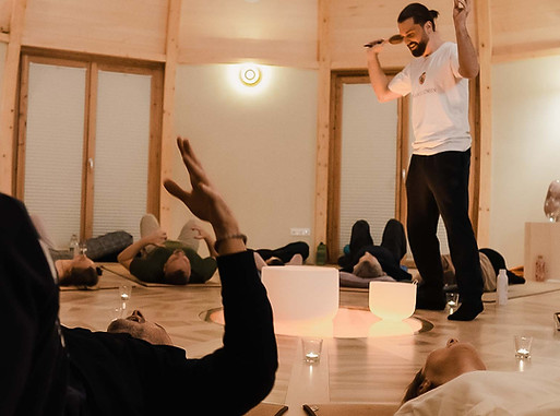 Gemeinsam mit anderen Teilnehmern erlernst du bei einem Trance-Atemworkshop die Atemtechnik des Verbundenen Atmens und begibst dich auf eine innere Reise.