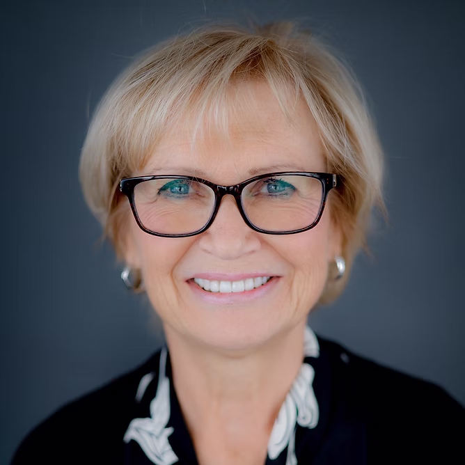 Headshot - Fave Barb_S0A1844.avif