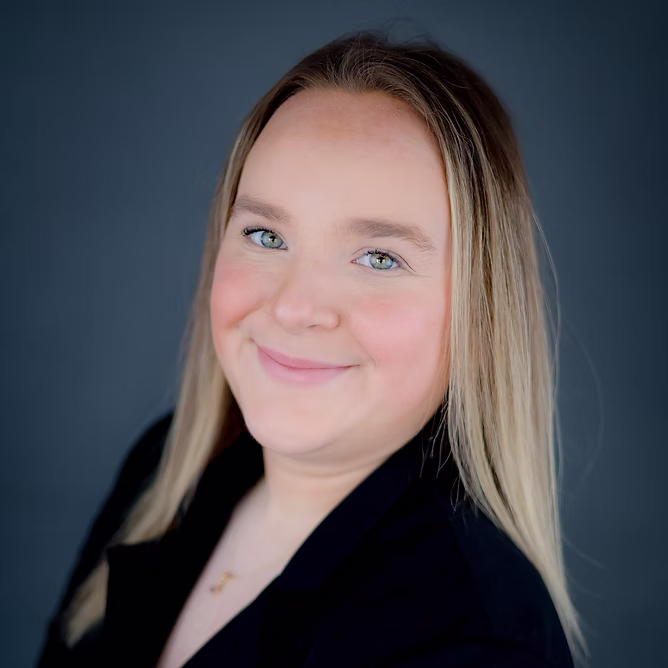 Headshot - Fave Hayley_S0A1779.avif