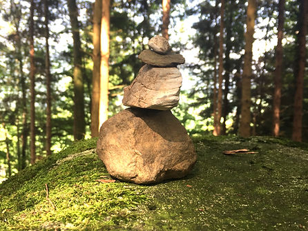 Steine gestapelt im Wald