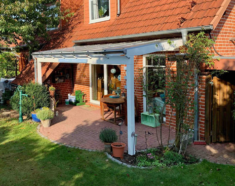 Weiße Terrassenüberdachung aus Holz in Lüneburg von Tischlerei Kretschmar