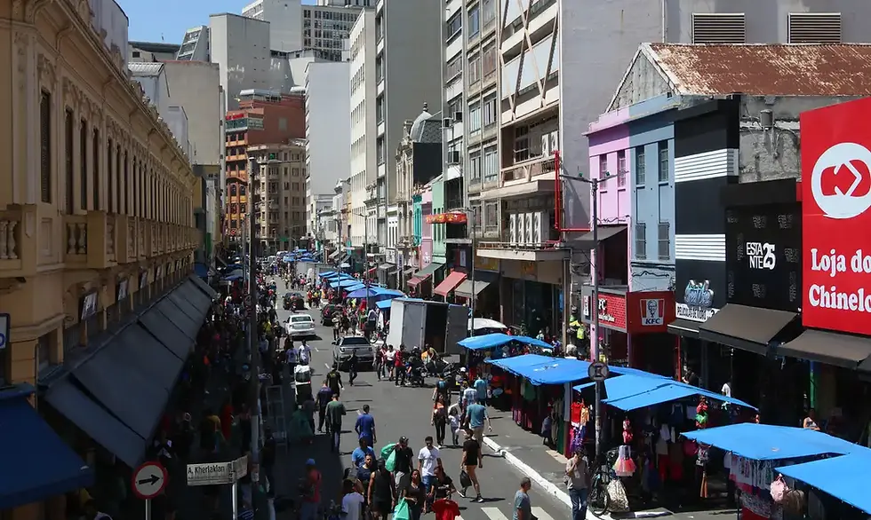 Maioria dos ambulantes de SP é impedido de trabalhar legalizado por sistema da Prefeitura, que bloqueia cadastro em áreas como a 25 de Março