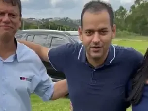 Tarcísio grava vídeo com investigado por ameaçar candidata com arma