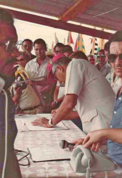 Governador Teixeirão Assinando Documentos.jpg