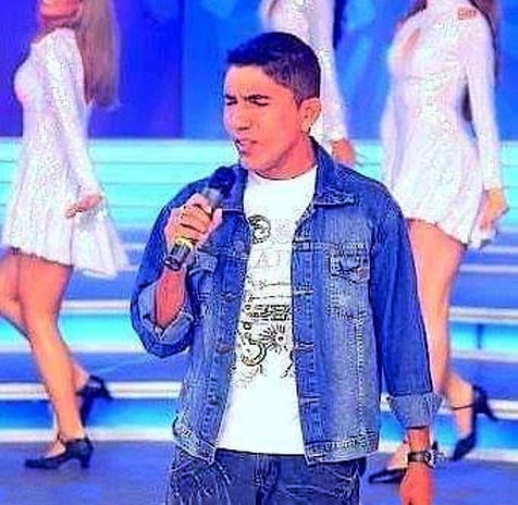 Elias Marques cantando no Programa Raul Gil - Foto de Elias Marques.jpg