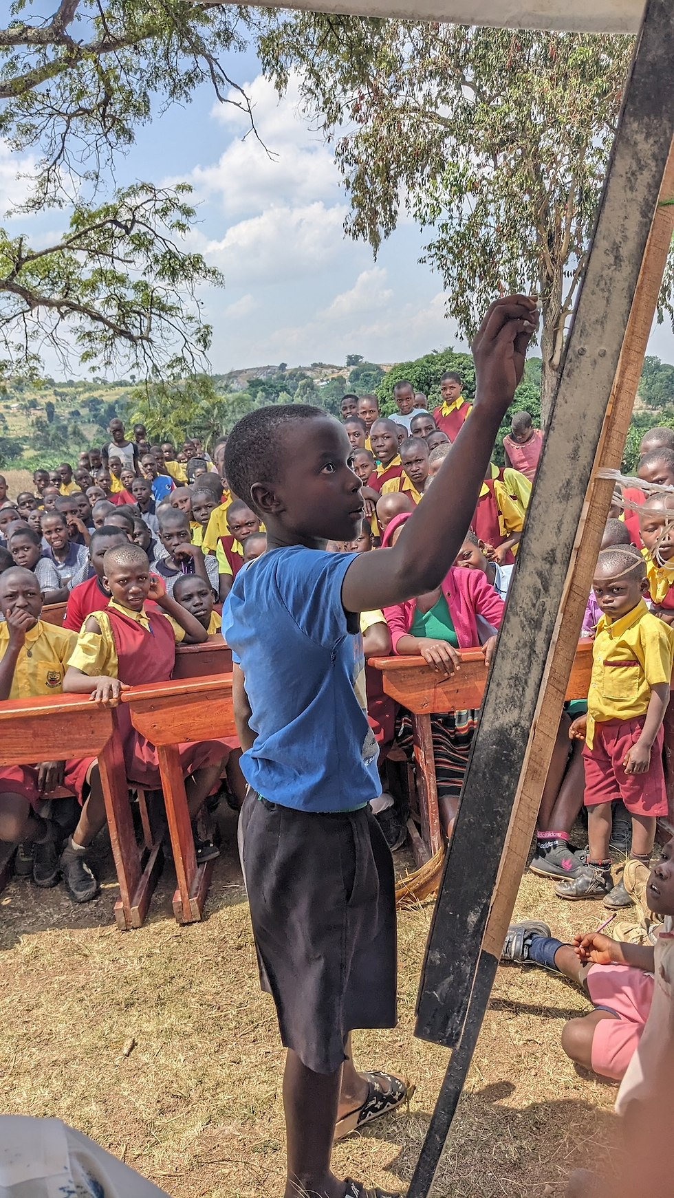 Kind schreibt auf dem Tafel