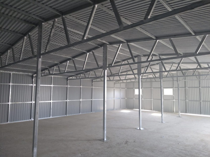 Innenansicht Doppelgarage 12x6 m mit verzinkten Profilen – HortoGarage