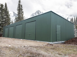 Stahlhalle 18x6 m mit Schwingtoren, RAL 6020 Lichtgrau – HortoGarage