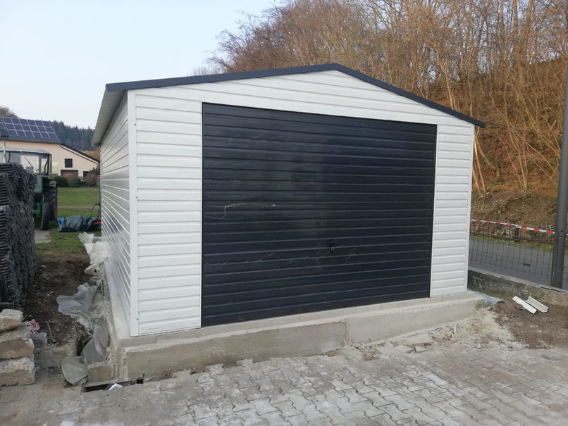 Einzelgarage 3x5 m Weiß mit schwarzem Tor RAL 7016 – HortoGarage.