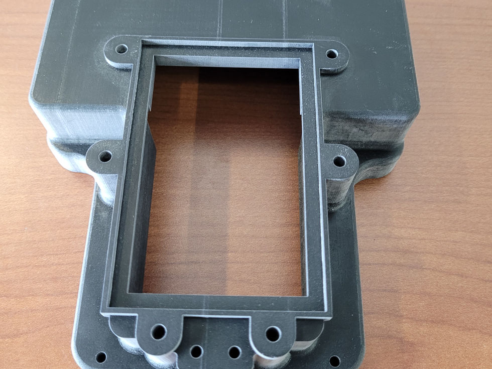Illustration highlighting a 3D printed part, specially designed for the creation of a high-precision containment enclosure, part above the part. The image reflects the complexity and quality of this component, manufactured with advanced 3D printing technology. This custom-made enclosure demonstrates the ability of 3D printing to produce parts to exact specifications, guaranteeing remarkable sealing and precision. Used in applications requiring rigorous containment, this part illustrates the importance of 3D printing in manufacturing high-performance devices for specific environments.