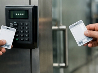 HRinONE ile entegre puantaj yönetimi; ofis girişinde kartlı geçiş sistemi üzerinden anlık ve hatasız çalışma saati kaydı.