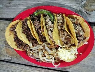 Orden de tacos de carne asada y carnitas de puerco