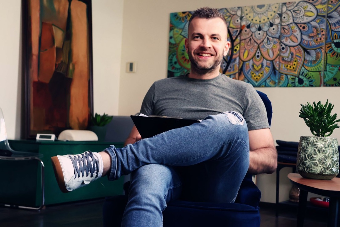 Łukasz Juszczuk — psycholog MindfulStreet w gabinecie