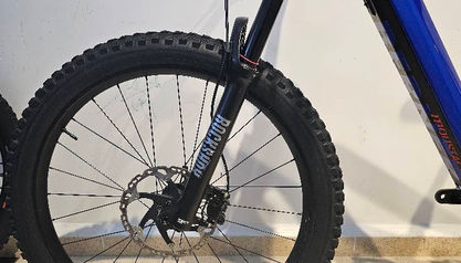 Vélo Moustache Samedi 27 Trail 4 bleu noir à vendre. Vélo électrique Moustache vue de coté composants