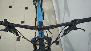 Specialized Turbo Levo Comp à vendre couleur gris orage. Specialized vue de face composants