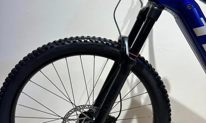 TREK RAIL 9.5 Gen 4 année 2023 couleur bleu à vendre. Trek rail vue de coté composants