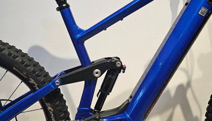 Vélo Moustache Samedi 27 Trail 4 bleu noir à vendre. Vélo électrique Moustache vue de coté composants
