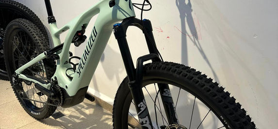 Specialized Turbo Levo Comp Carbon 2023 à vendre. Specialized turbo vue de coté avec ses composants