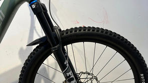 Specialized Turbo Levo Comp Alloy couleur Verte sauge/Gris froid/Noir à vendre. Specialized vue des composants 