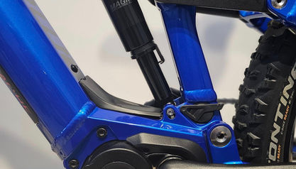 Vélo Moustache Samedi 27 Trail 4 bleu noir à vendre. Vélo électrique Moustache vue de coté composants