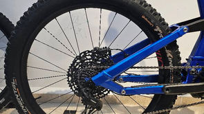 Vélo Moustache Samedi 27 Trail 4 bleu noir à vendre. Vélo électrique Moustache vue de coté composants