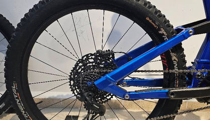 Vélo Moustache Samedi 27 Trail 4 bleu noir à vendre. Vélo électrique Moustache vue de coté composants