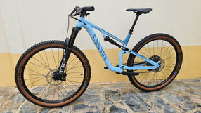 Canyon Neuron 6 2022 à vendre. Canyon bleu ciel vue de profil composants