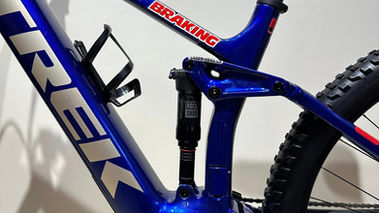 TREK RAIL 9.5 Gen 4 année 2023 couleur bleu à vendre. Trek rail vue de coté composants