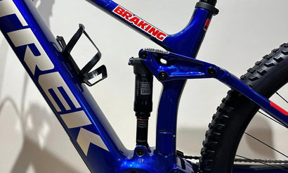 TREK RAIL 9.5 Gen 4 année 2023 couleur bleu à vendre. Trek rail vue de coté composants