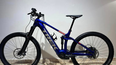 TREK RAIL 9.5 Gen 4 année 2023 couleur bleu à vendre. Trek rail vue de coté composants