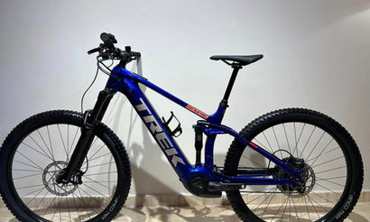TREK RAIL 9.5 Gen 4 année 2023 couleur bleu à vendre. Trek rail vue de coté composants