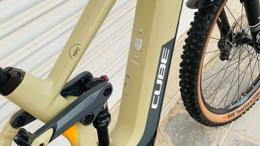 CUBE STEREO HYBRID 140 hpc à vendre. Cube stereo hybrid 140 hpc vue de face 