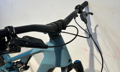 Canyon Spectral:ON CF 9 à vendre. Canyon bleu vue composants du vélo