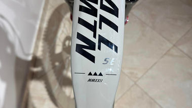 HAIBIKE ALLMTN CF SE 2023 à vendre. Haibike vue de face composants