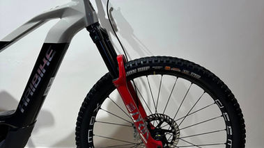 HAIBIKE ALLMTN CF SE 2023 à vendre. Haibike vue de face composants