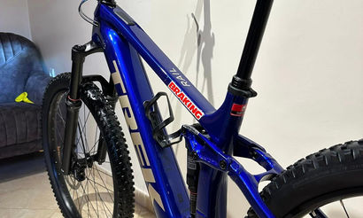 TREK RAIL 9.5 Gen 4 année 2023 couleur bleu à vendre. Trek rail vue de coté composants