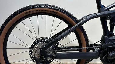 Cube Stereo Hybrid 120 SLT 625 27.5 2022 à vendre. Cube stereo vue de coté avec ses composants