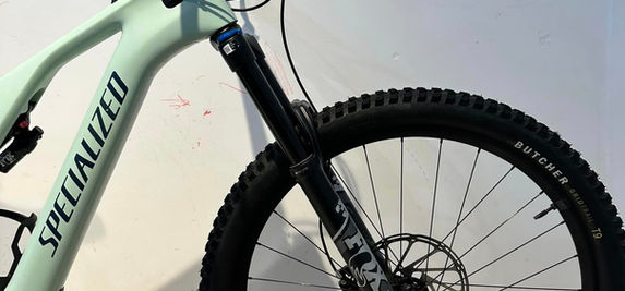 Specialized Turbo Levo Comp Carbon 2023 à vendre. Specialized turbo vue de coté avec ses composants