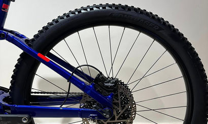 TREK RAIL 9.5 Gen 4 année 2023 couleur bleu à vendre. Trek rail vue de coté composants