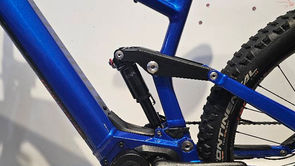 Vélo Moustache Samedi 27 Trail 4 bleu noir à vendre. Vélo électrique Moustache vue de coté composants