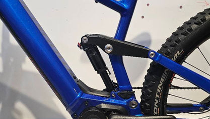 Vélo Moustache Samedi 27 Trail 4 bleu noir à vendre. Vélo électrique Moustache vue de coté composants