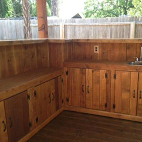 bar al aire libre hecho a mano para fiestas junto a la piscina hecho en frisco, texas, por My Thatch Roof 