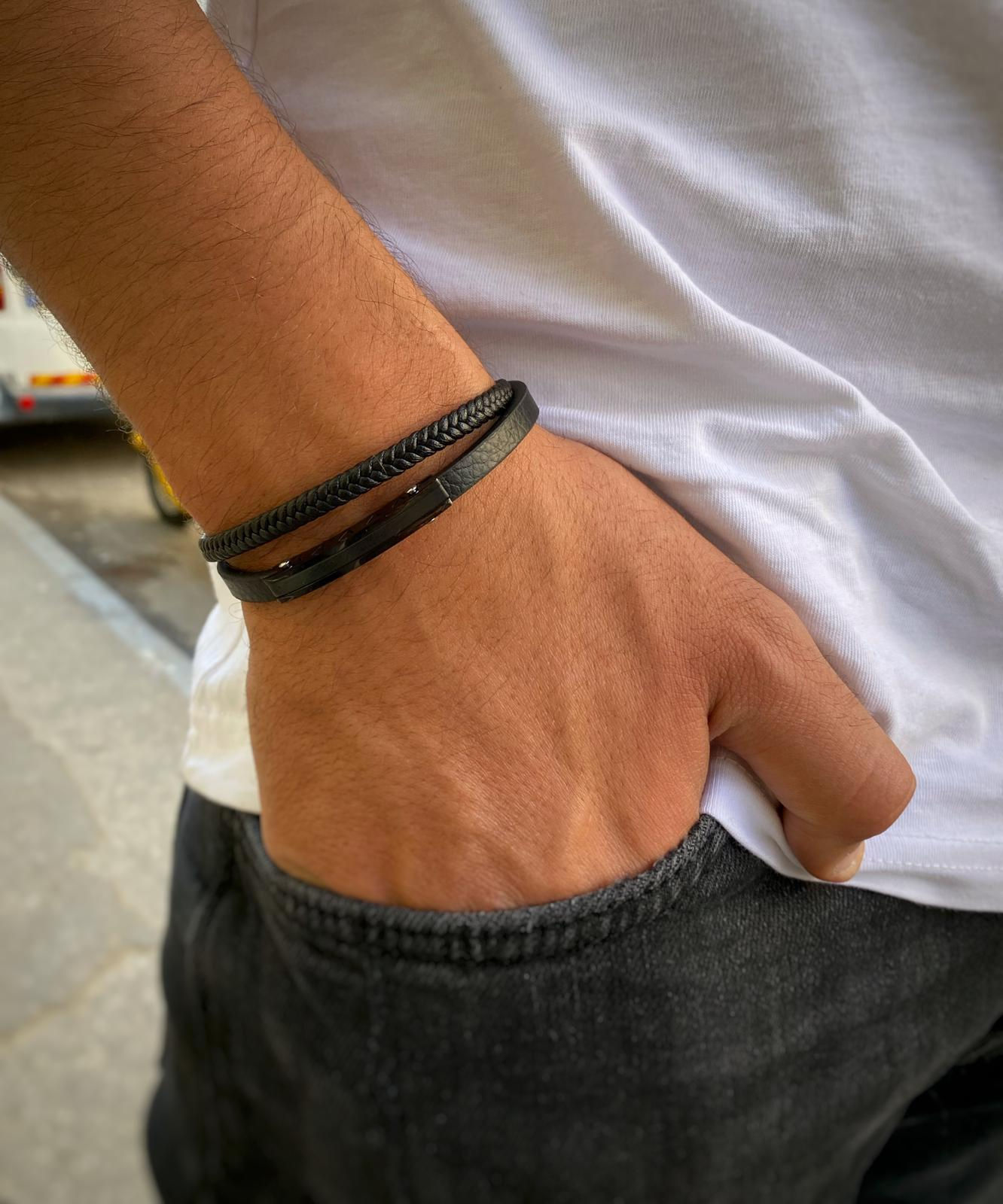 צמיד קשיח שחור בשילוב רצועת עור