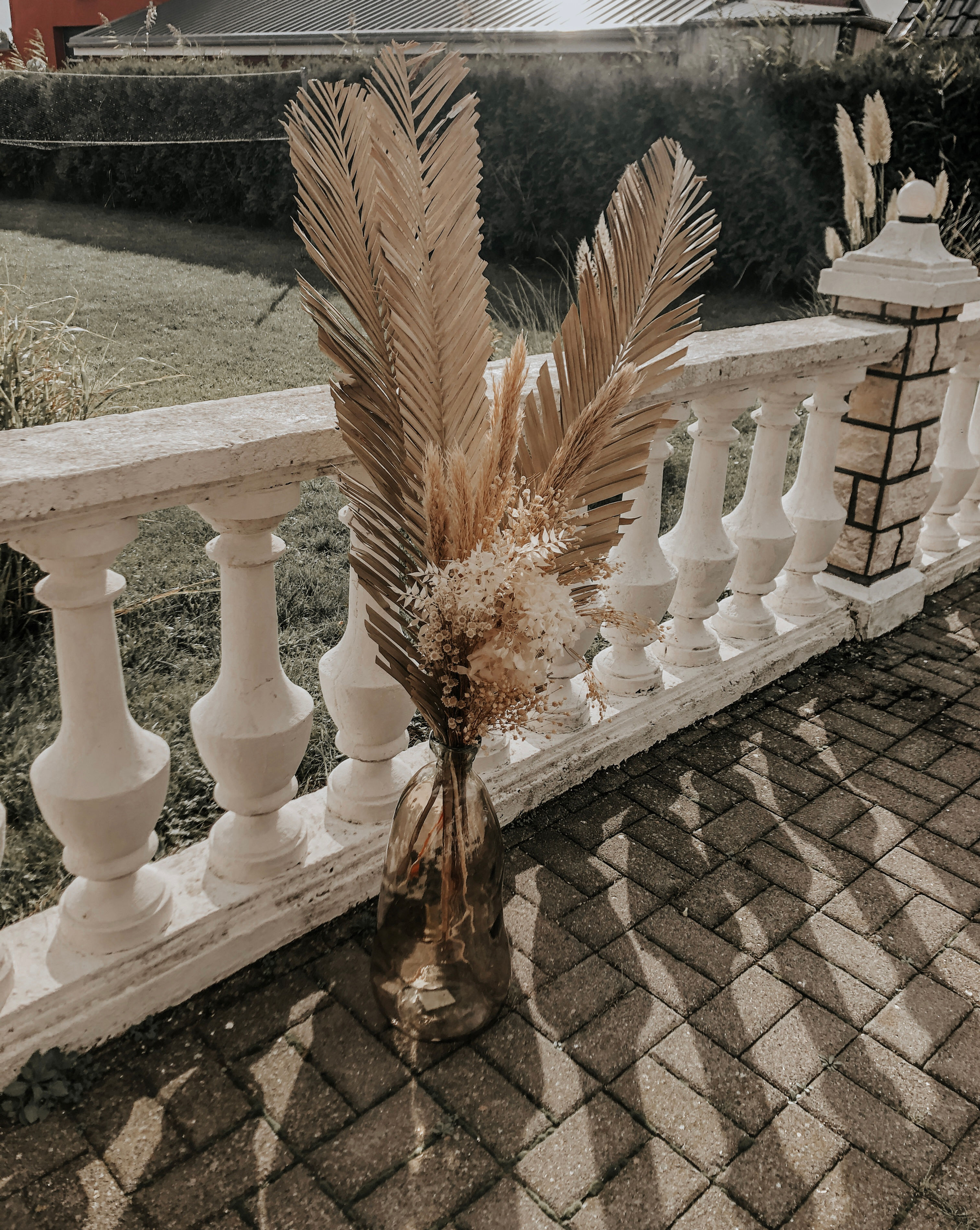 Dekorative Vase mit Blumenschmuck