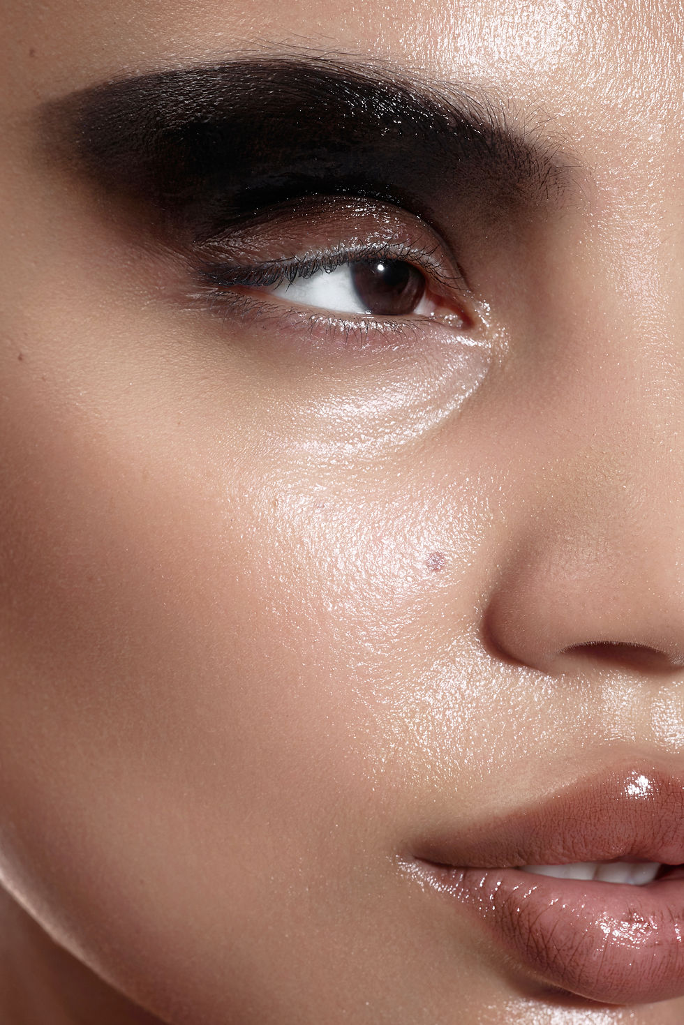 5ELEVEN Beauty Editorial Online with Gleirys Caraballo by Marta Skovro. Makeup by Virginia Vera using Victoria Beckham Beauty. MAC Cosmetics, Glossier, Danessa Myrics, Fenty Beauty and Armani